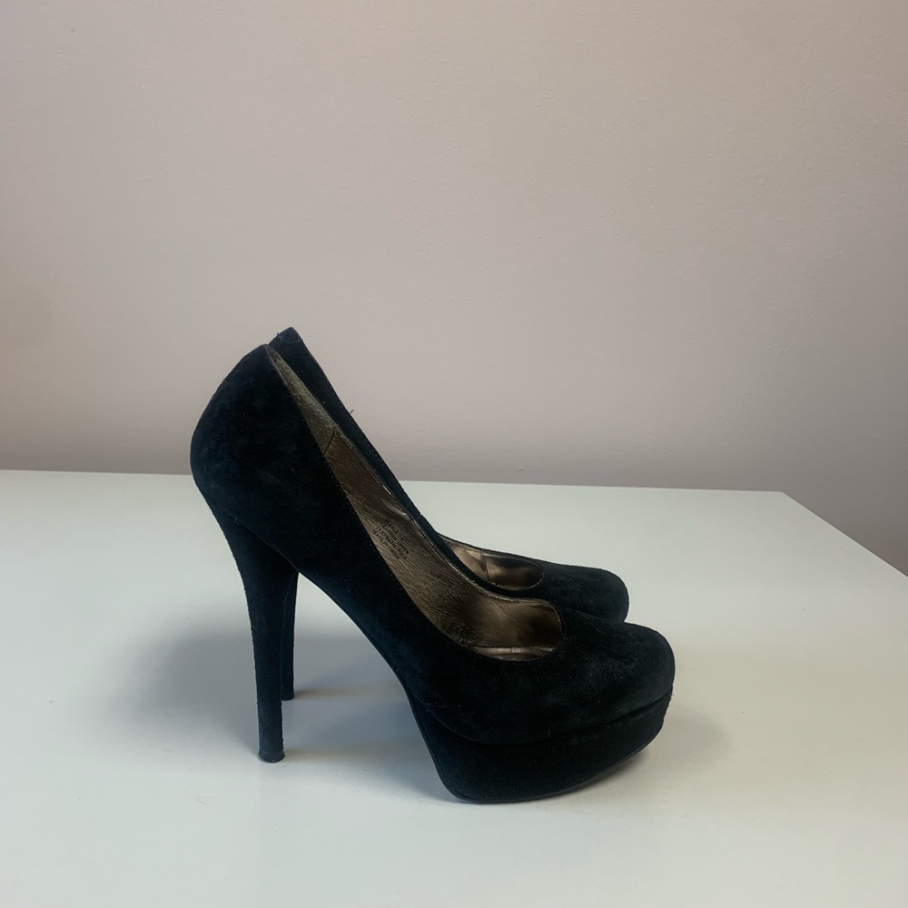 Black suede round toe platform pumps